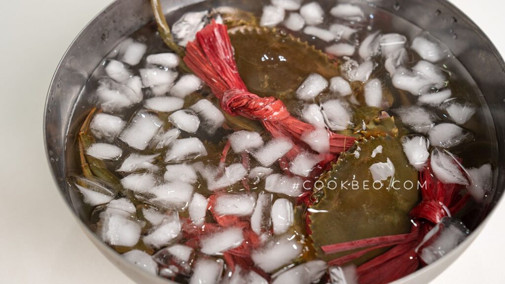 Cua ngâm trong nước đá