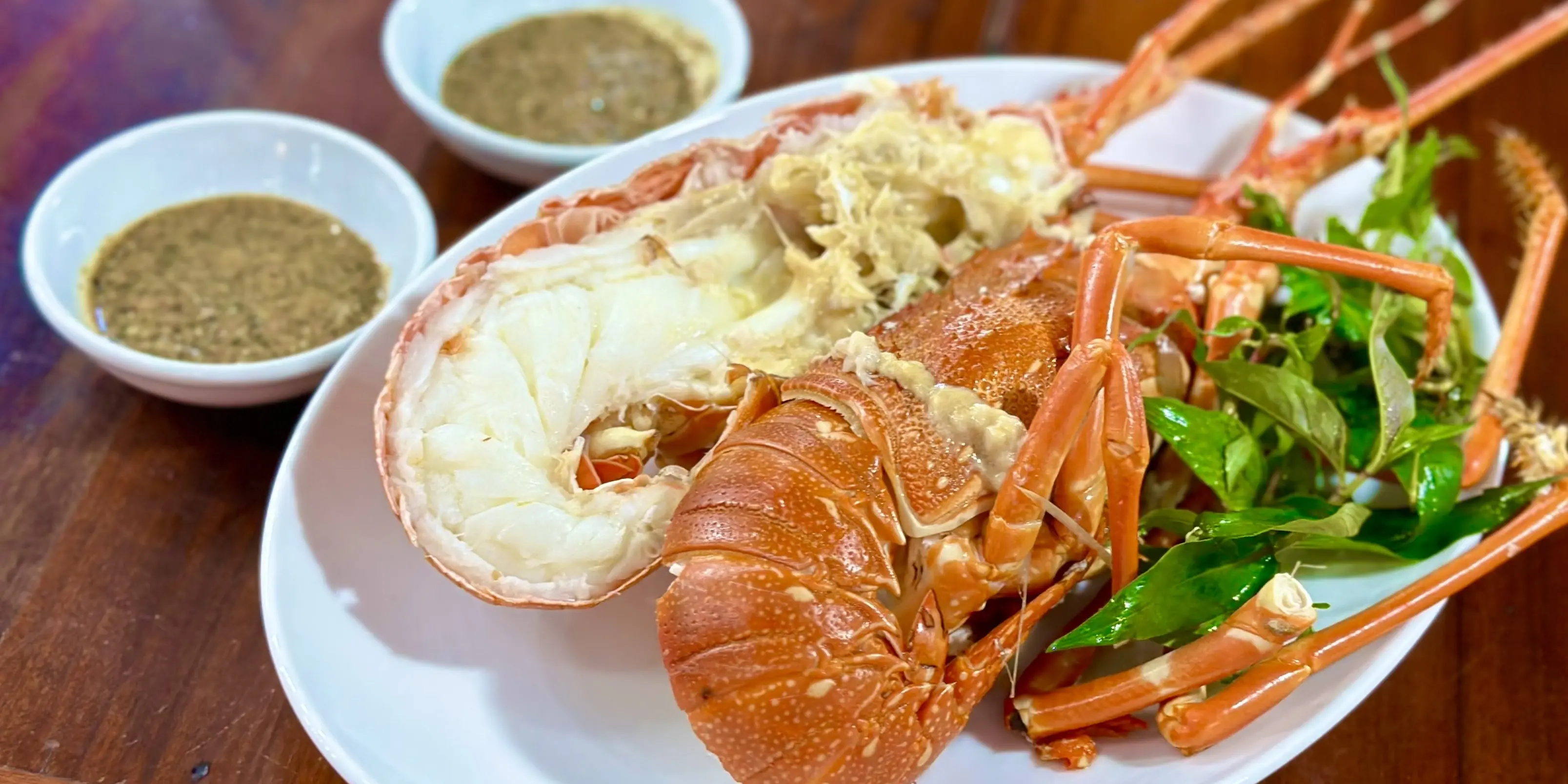 Tôm hùm chấm muối tiêu chanh