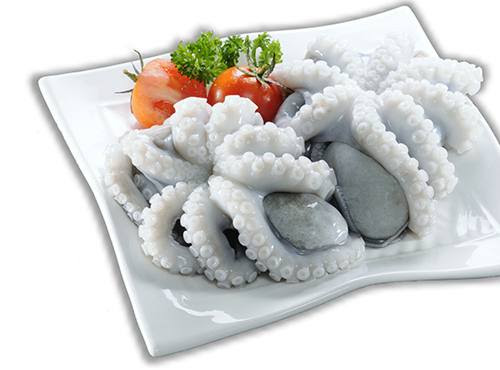 Chuẩn bị bạch tuộc tươi ngon để nướng sa tế