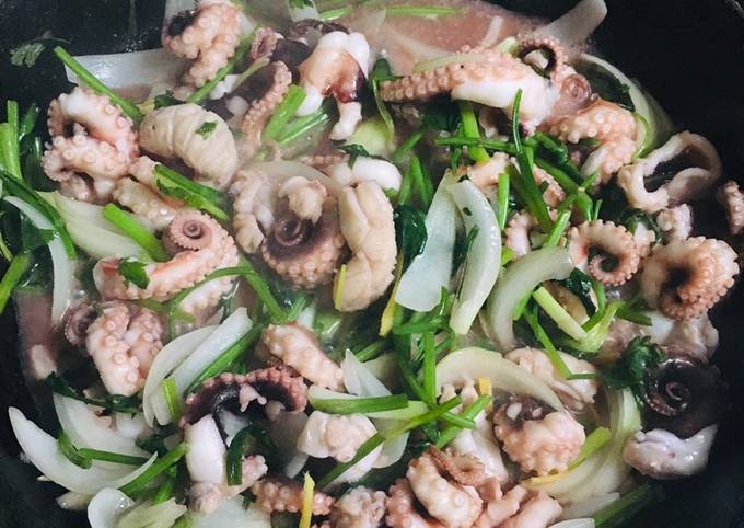 Công Thức Làm Món Bạch Tuộc Xào Hành Tây Ngon Đúng Điệu