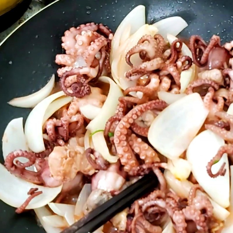 Bạch tuộc xào hành tây có nhiều dinh dưỡng