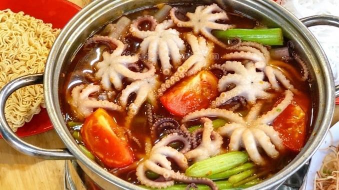 Lẩu bạch tuộc chua cay