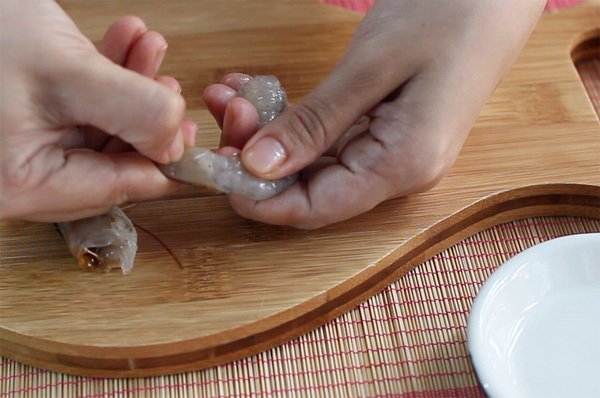 Lột vỏ tôm