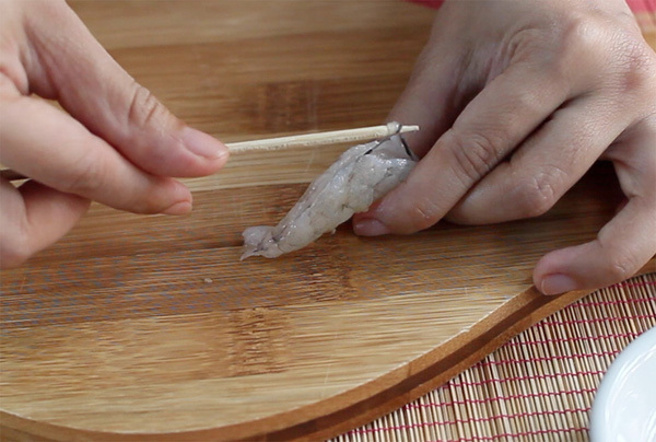 Rút chỉ đen trên lưng tôm