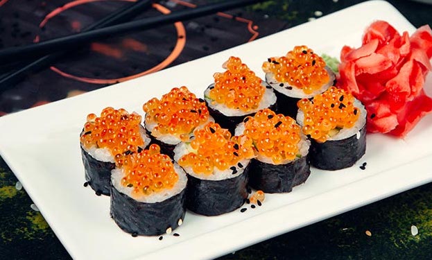 Sushi trứng cá hồi