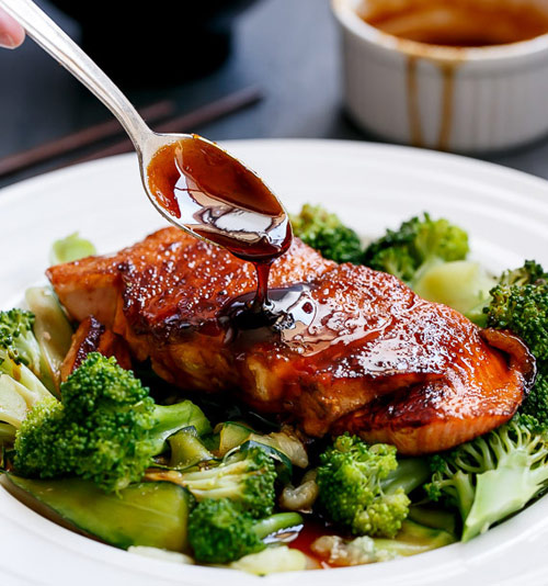 Nước sốt Teriyaki rưới lên miếng cá hồi thơm ngon