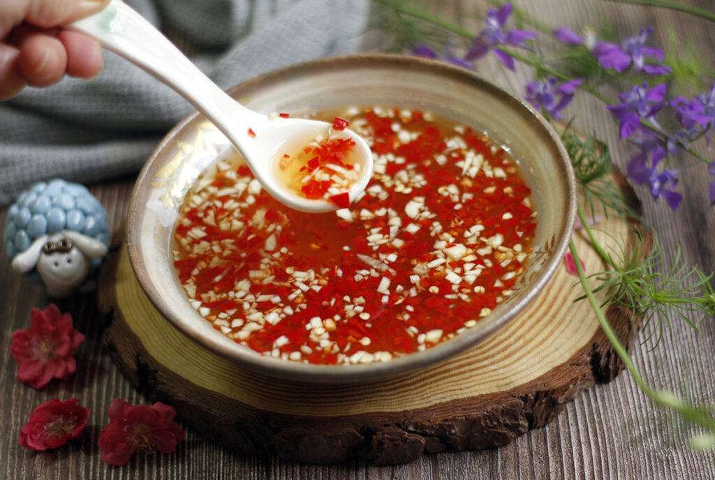 Nước mắm tỏi ớt ăn với cá cơm