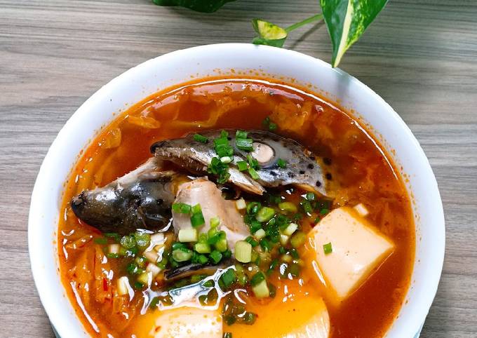 Cách Nấu Canh Kim Chi Đầu Cá Hồi Ngon Đậm Vị