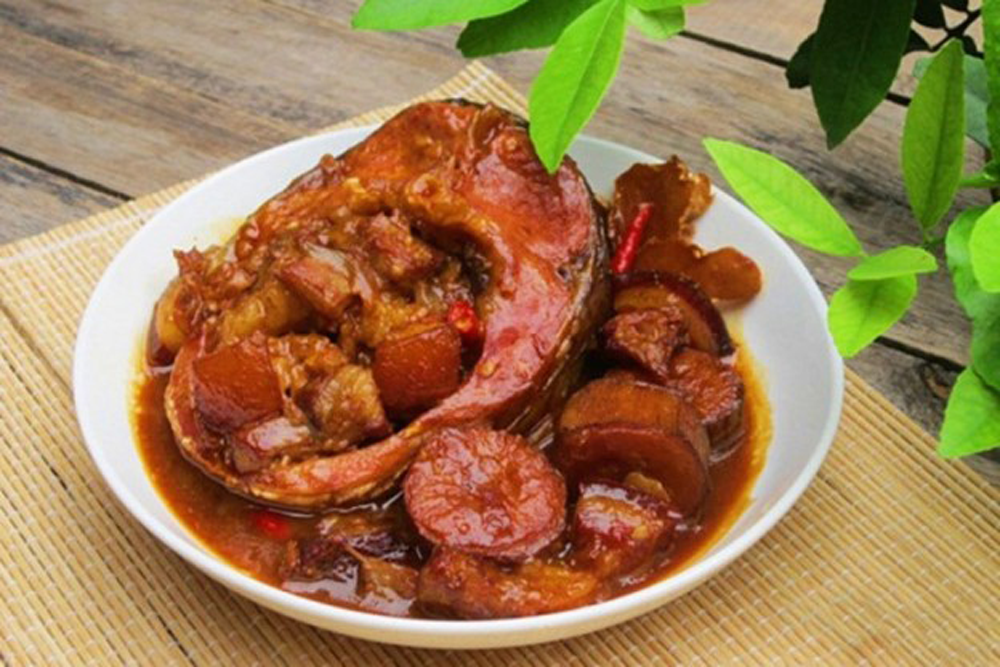 Hướng dẫn kho cá trắm với chuối xanh