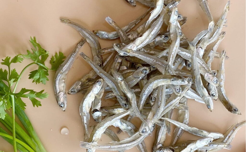 Làm sạch khô cá cơm 