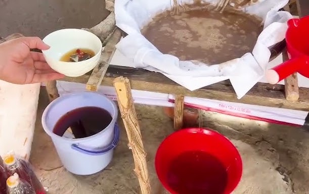 Lọc lấy nước mắm cá cơm