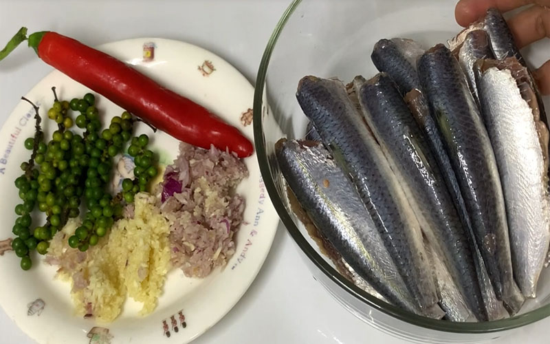 Sơ chế cá trích và nguyên liệu