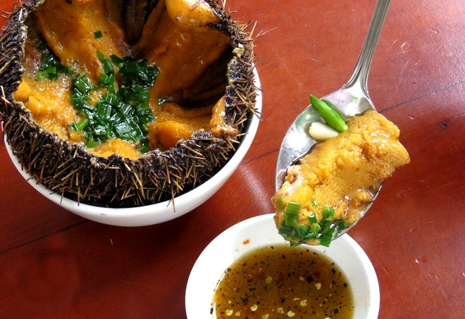 Nhum biển nướng ăn với muối tiêu chanh