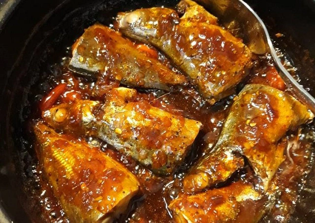 Thưởng thức cá biển kho nóng hồi hấp dẫn